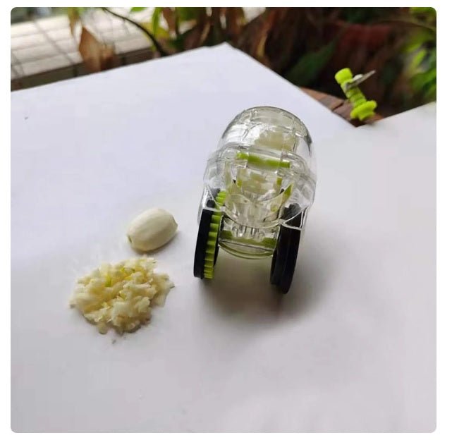 Rolling Garlic Chopper - countrycottagebarn